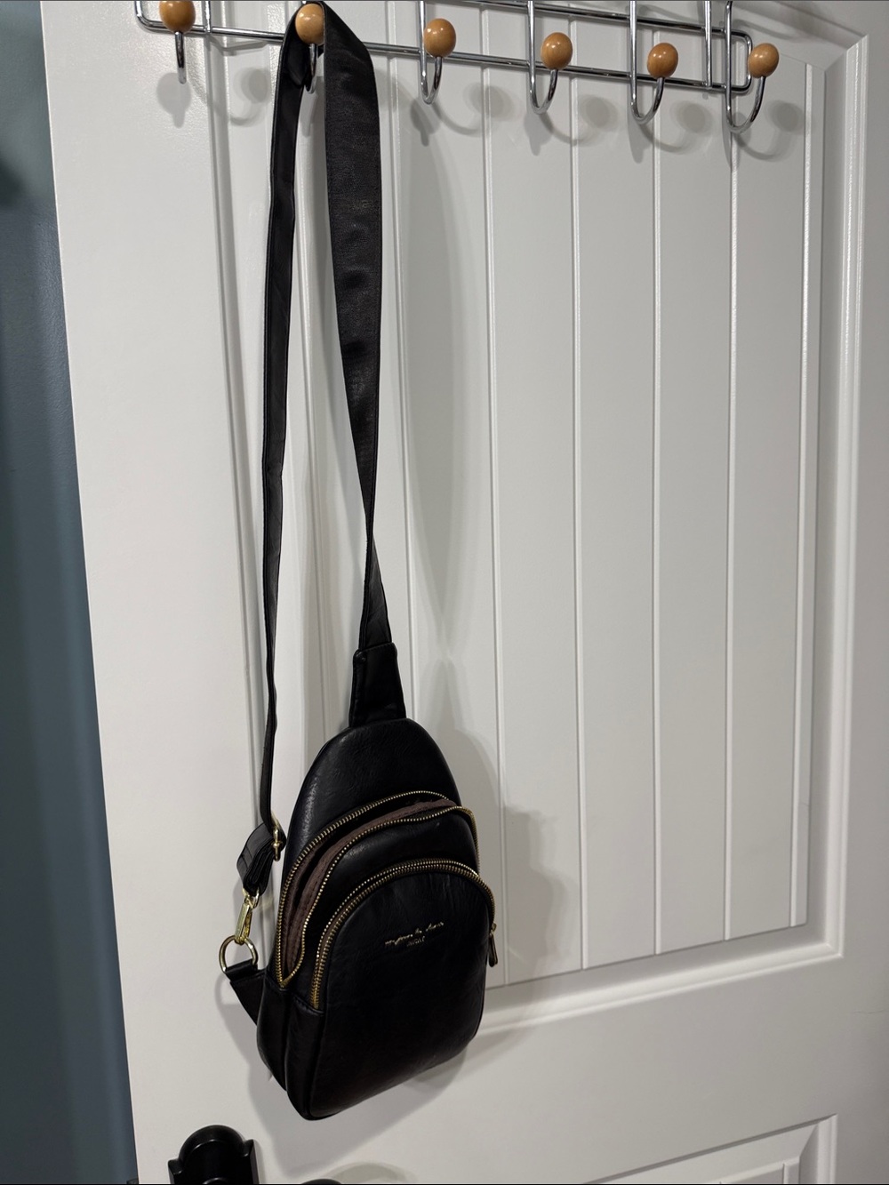 Black Leather Crossbody Sling Bag - Unbranded.   Lots of pockets.. exc cond